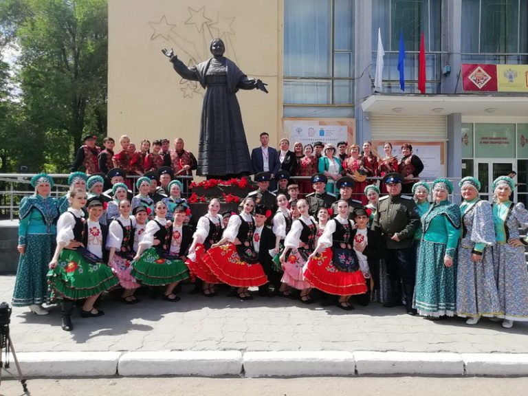 Народное творчество саратова. Творческий ансамбль Оренбурга. Оренбург ансамбль профсоюзов россиянка. Звуки ансамбль Оренбург. Стандарт коллектив Оренбургской области Горцунов.